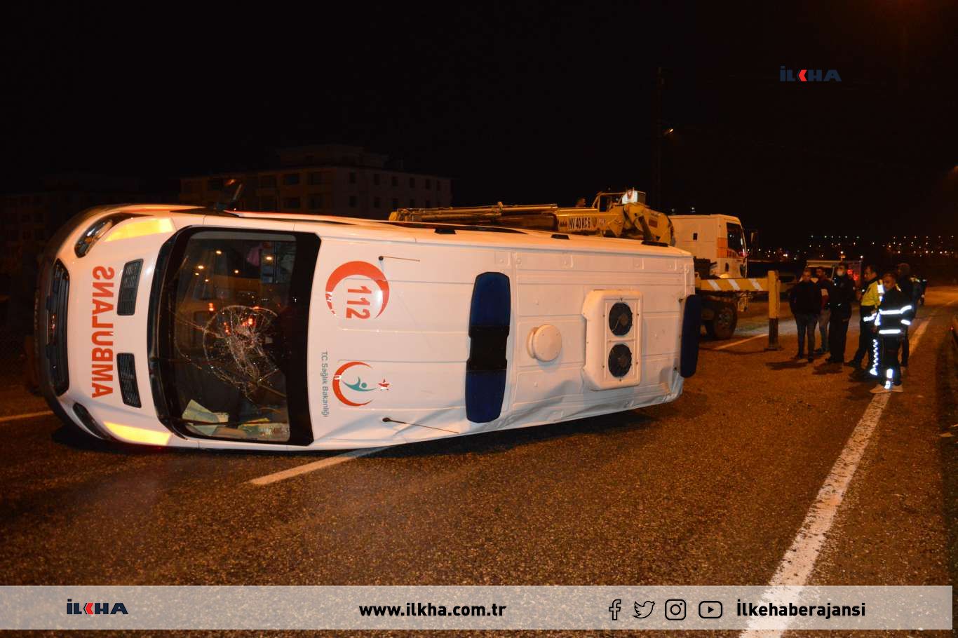 Siirtte hafif ticari araç ambulansa arkadan çarptı: 4 yaralı 