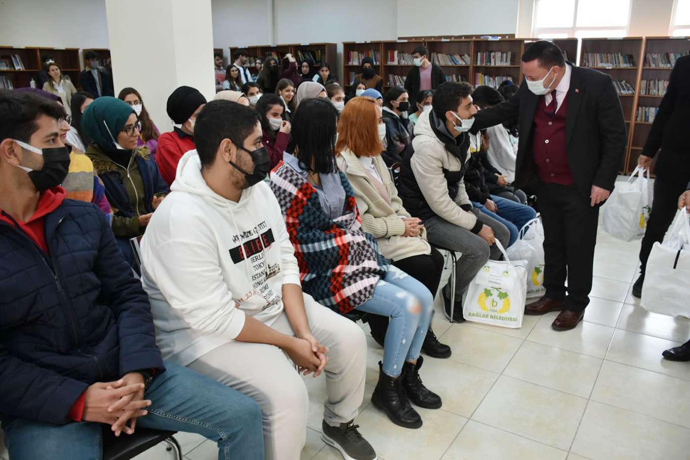 Diyarbakırda 300 öğrenciye eğitim seti hediye edildi 