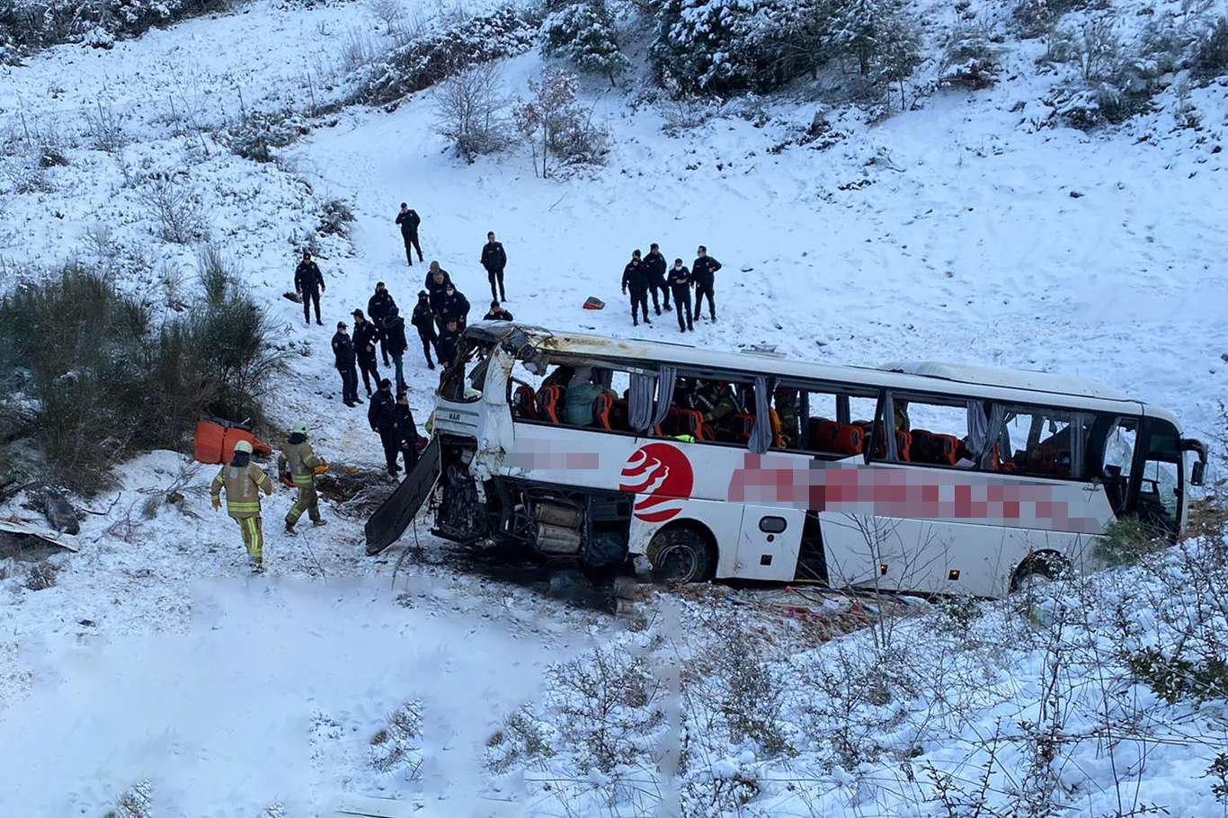 İstanbulda yolcu otobüsü şarampole yuvarlandı: 3 ölü 9 yaralı  