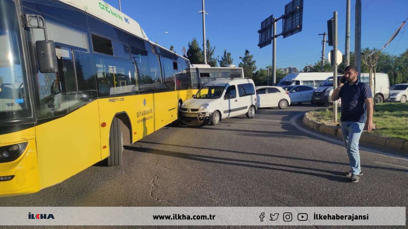 Otomobil belediye otobüsüne çarptı: Bir yaralı  