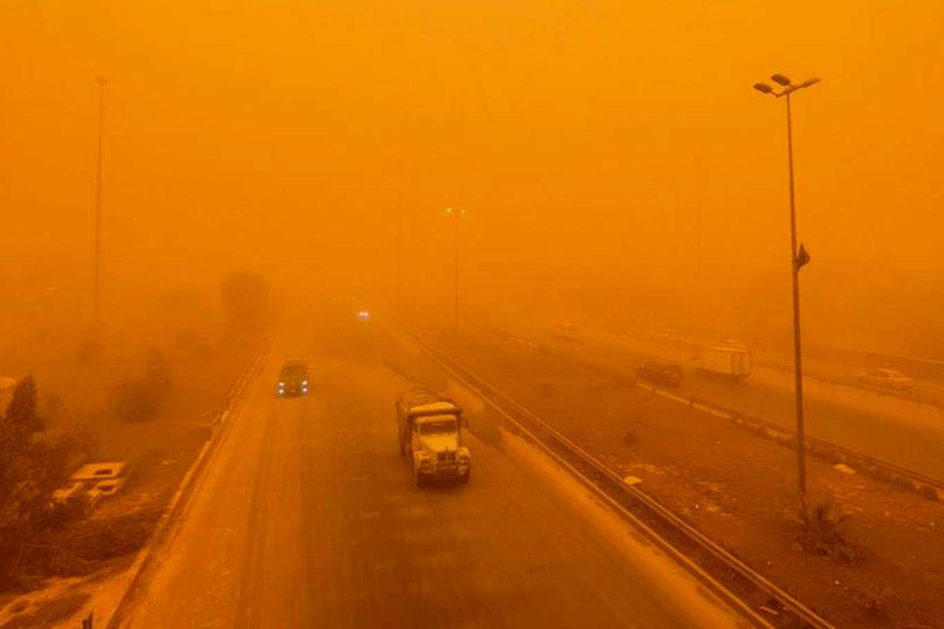 Irakta kum fırtınası: Resmi tatil ilan edildi  