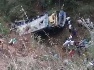 Meksikada otobüs şarampole yuvarlandı: 31 yaralı  