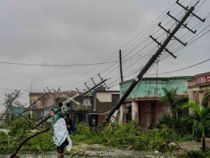 Kübayı kasırga vurdu: Ülkenin tamamında elektrikler kesildi  