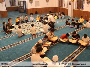 Öğrenciler Kur’an-ı Kerim ve dini bilgiler dışında okul ödevlerini de camide yapıyor  