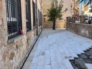 Artuklu Cumhuriyet İlkokulunun bahçesine taş kaplama yapıldı  