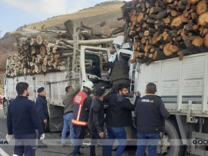 Malatya’da odun yüklü kamyonun freni patladı faciaya ramak kaldı 