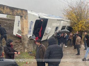 Batman-Diyarbakır karayolunda yolcu otobüsü devrildi: 33 yaralı  
