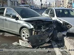 İki aracın çarpıştığı kazada maddi hasar oluştu  
