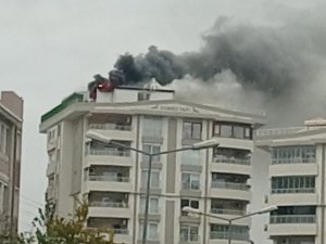 Apartmanın çatı katında çıkan yangın söndürüldü 