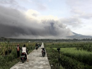 Endonezya’da Semeru Yanardağı nedeniyle binlerce kişi tahliye edildi  