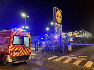 Fransada süpermarkete baltalı saldırı: 3 yaralı  