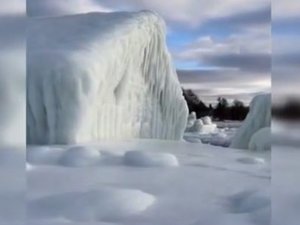 Kar fırtınasının etkili olduğu ABDde göl kenarındaki kasaba buz tuttu  