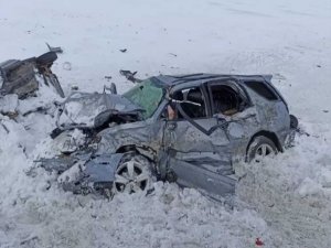 Rusyada iki otomobil kafa kafaya çarpıştı: 6 ölü 
