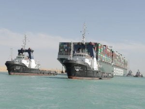 Süveyş Kanalında karaya oturan gemi kurtarıldı  
