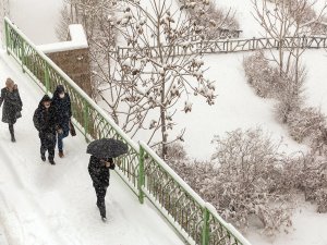 İranda soğuk hava etkili oluyor: Resmi kurumlar tatil edildi  