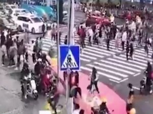 Çin’de araç yayaların arasına daldı: 5 ölü, 13 yaralı  