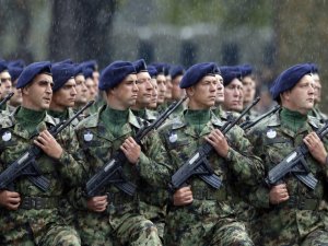 Kosova ile gerilim yaşayan Sırplar orduya 5 bin kişi alacak  