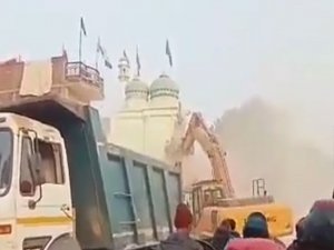 Hindistan yönetimi tarihi camiyi yıktı  