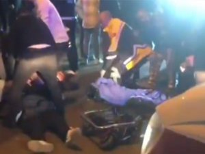 İstanbulda park halindeki minibüs kalabalığın arasına kaydı: Bir ölü 5 yaralı  