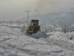 Kapanan köy yollarını açma çalışmaları sürüyor  