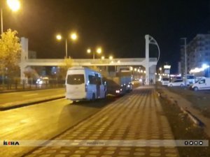 Diyarbakırda minibüs, park halindeki tıra çarptı: 3 yaralı