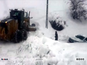 Siirtte karda mahsur kalan mevsimlik işçiler, ambulans ve TEDAŞ ekipleri kurtarıldı 