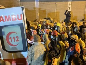 Diyarbakırda 56 yaşındaki kadın enkazdan 122 saat sonra kurtarıldı 
