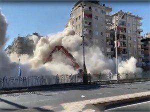 Diyarbakırda depremde hasar gören bina yıkıldı  