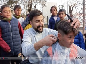 Hayırsever berber depremzede çocukları ücretsiz tıraş etti  