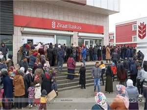 Hane Başı Destek Ödemelerini almak isteyen Diyarbakırlılar bankanın önünde uzun kuyruk oluşturdu  
