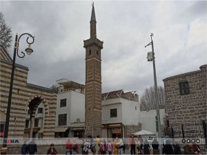 Depremden etkilenen tarihi yapılardan biri de dört ayaklı minare  