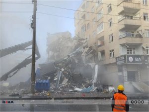Diyarbakırda ağır hasarlı binanın yıkım işlemi gerçekleştirildi  