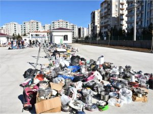 Diyarbakırda enkaz altından çıkarılan değerli eşyalar ailelere teslim ediliyor 