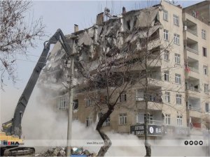 Diyarbakırda ağır hasarlı bitişik 2 binanın yıkım işlemi gerçekleştirildi  