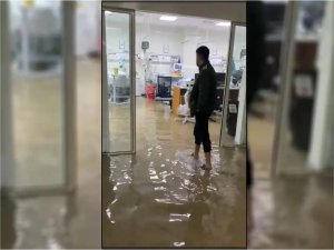 Şanlıurfada etkili olan yağış nedeniyle hastaneyi su bastı  