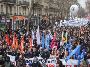 Fransada emeklilik reformu bir kez daha protesto edildi  
