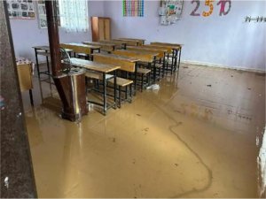 Mardinde aşırı yağış nedeniyle okul ve evleri su bastı 