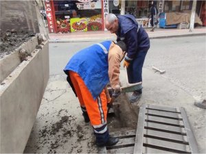 Siirt belediyesi SİSKİ ekiplerince mazgal ve rögarlar temizleniyor  