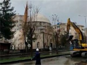 Depremde zarar gören cami minaresi kontrollü bir şekilde yıkıldı 