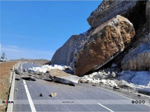 Bitlis’te yamaçtan kopan tonlarca ağırlığındaki kaya parçası yola düştü  