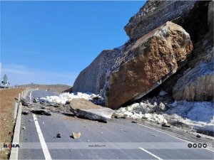 Bitlis’te yamaçtan kopan tonlarca ağırlığındaki kaya parçası yola düştü