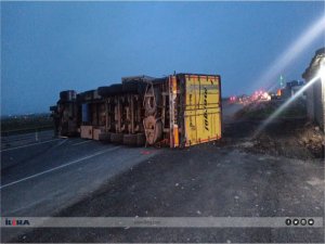 Mardin’de arıza yapan tır kaza yaparak yan yattı