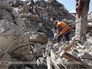 Depremlerde işyerinin enkazı altında kalan yaklaşık 12 milyon TLlik eşyasını kazarak çıkarıyor 