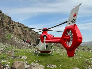 Helikopter ambulans kayalıklarda mahsur kalan kişi için havalandı  