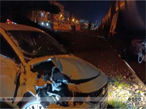 Diyarbakırda yük treni otomobile çarptı: 3 yaralı