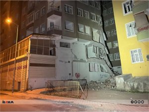 Diyarbakır’da deprem nedeniyle ağır hasar alan binanın bir bölümü çöktü  