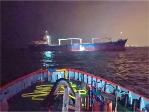 Kadıköy önlerinde arızalanan yük gemisi kurtarıldı  