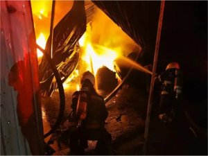 Mersinde mobilya fabrikasında yangın: Bir itfaiye eri hayatını kaybetti  