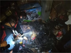 Oyuncakçı deposunda çıkan yangında 20 akülü araç yandı 