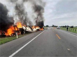 Meksikada kamyon ile minibüs çarpıştı: 26 ölü  